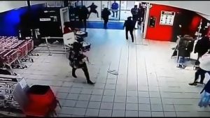 Cellphone Thief Caught by Shopper in Cape Town (Twitter)