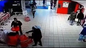 Cephone Thief Caught by Shopper in Cape Town (Twitter)