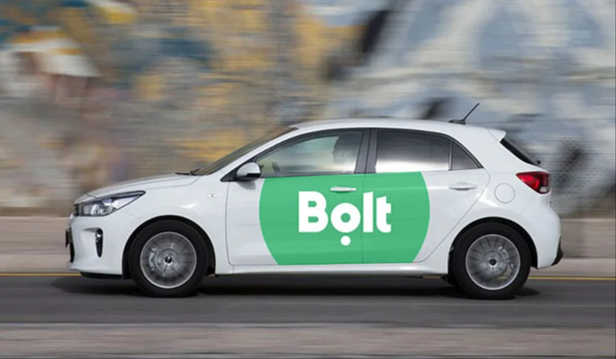 Bolt driver stabs passengers